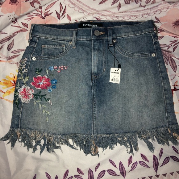 Express floral embroidery Demi mini skirt size 2 - Picture 2 of 8